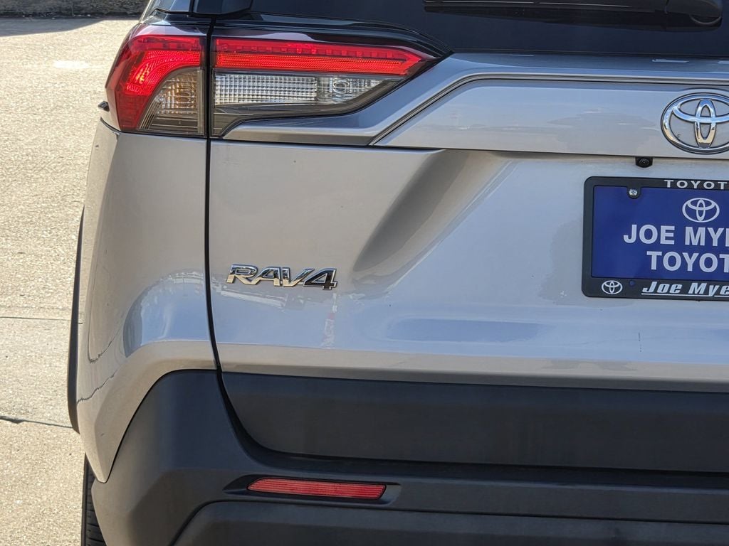 Used 2025 Silver Sky Metallic Toyota XLE image 10