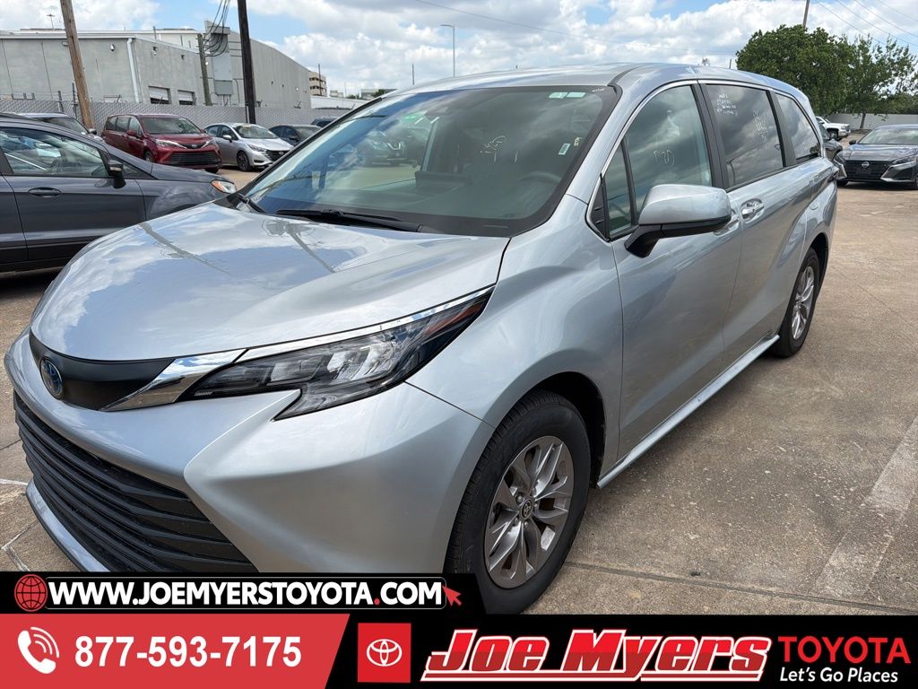 2025 Toyota Sienna LE 8-Passenger Hybrid FWD's photo