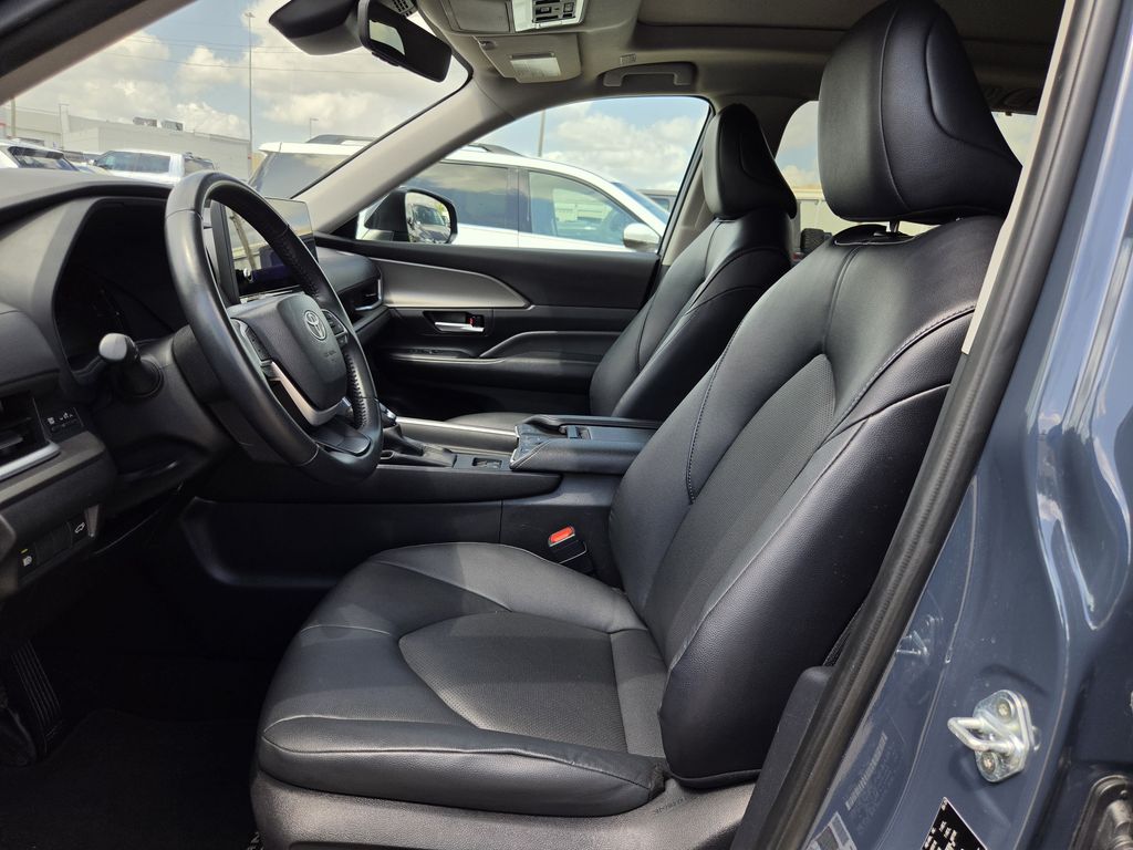 Used 2025 Cloud Toyota XLE image 27