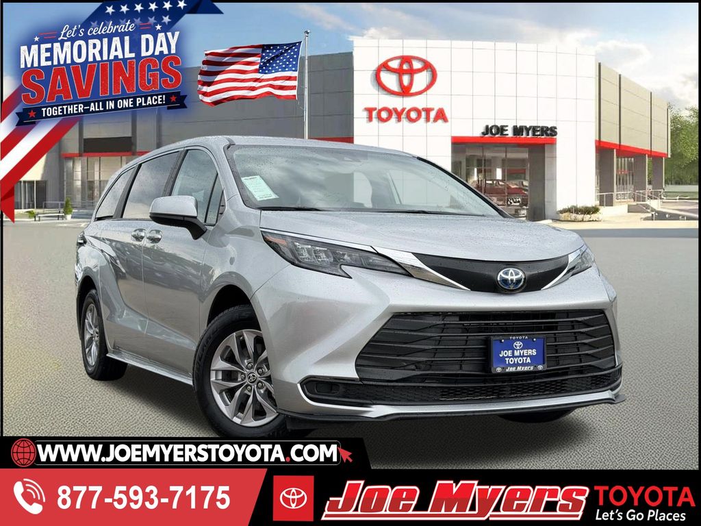 2025 Toyota Sienna LE 8-Passenger Hybrid FWD's photo