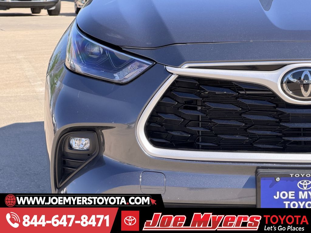 Used 2025 Magnetic Gray Metallic Toyota LE image 5