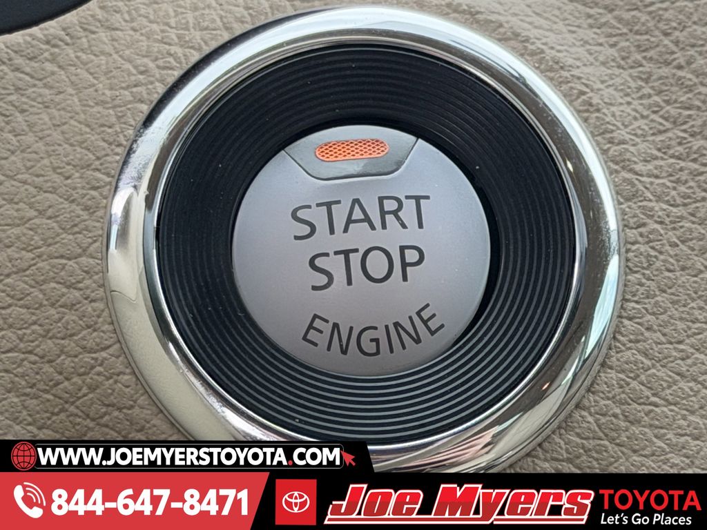 Used 2016 Cayenne Red Nissan 2.5 SL image 22