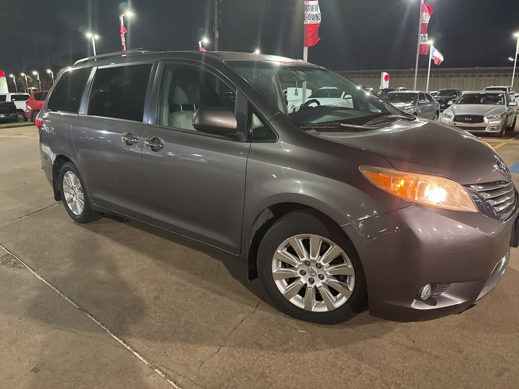Used 2016 Toyota Sienna XLE Premium Minivan/Van