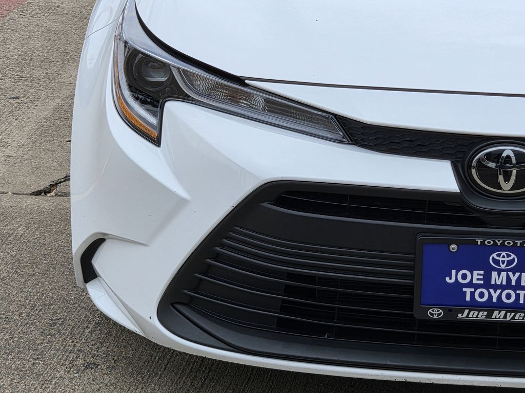 Used 2025 Ice Toyota LE image 5