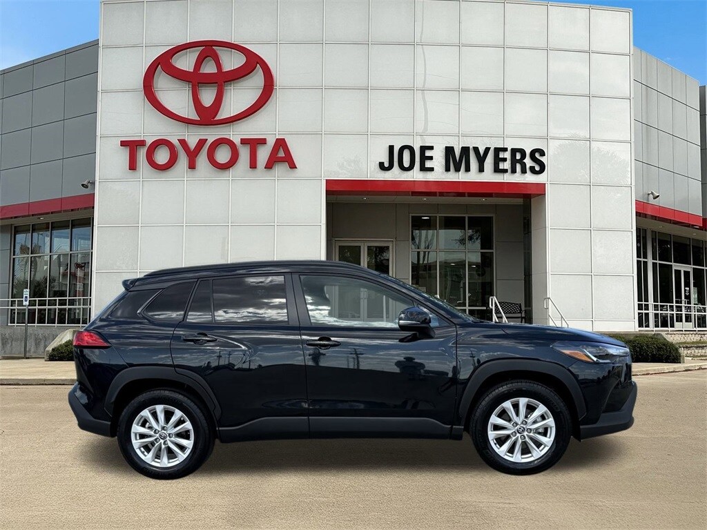 2024 Toyota Corolla Cross LE photo 3
