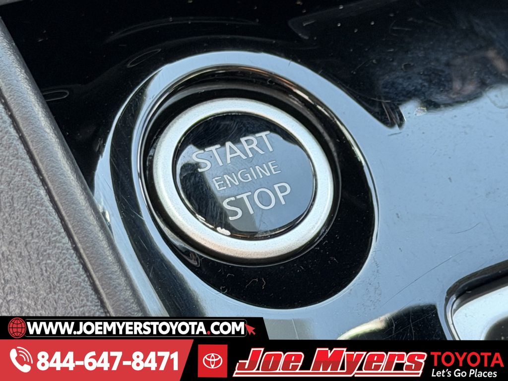 Used 2025 Brilliant Silver Metallic Nissan 1.6 SV image 21