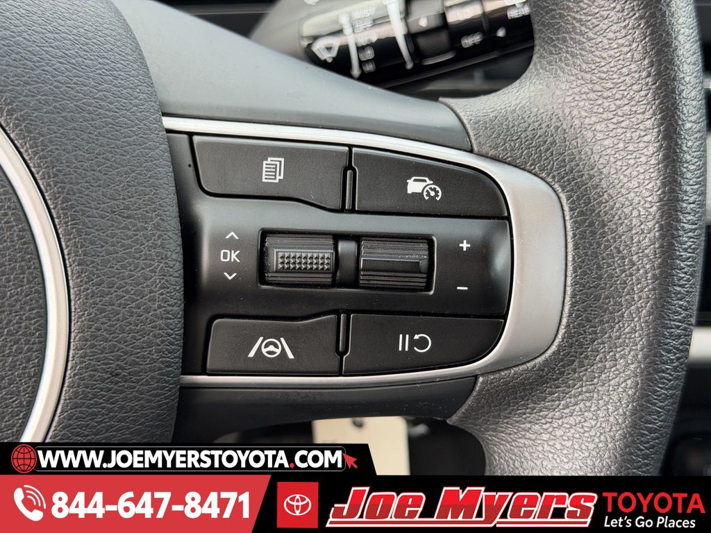 Used 2025 Snow White Pearl Kia LX image 23