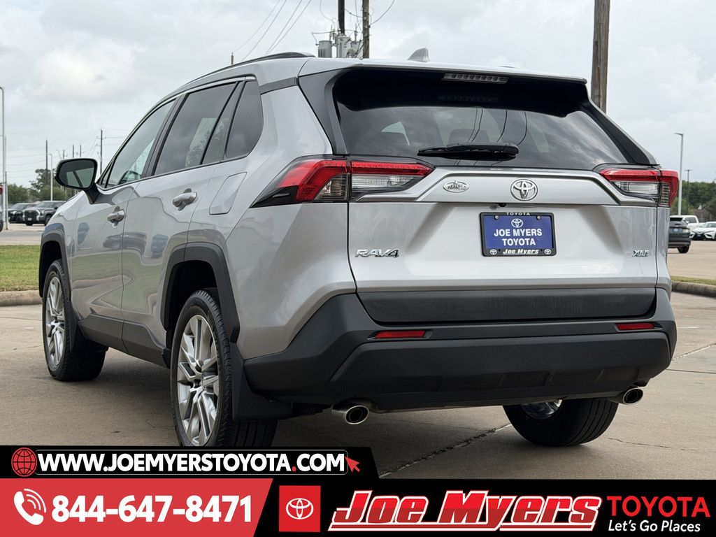 Used 2022 Silver Sky Metallic Toyota XLE Premium image 7