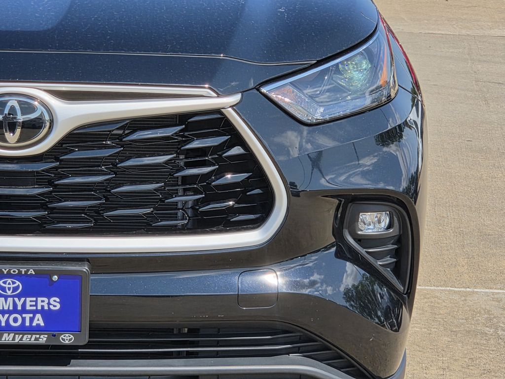 Used 2025 Midnight Black Metallic Toyota XLE image 4