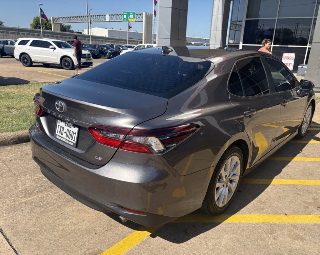 2023 Toyota Camry LE photo 4