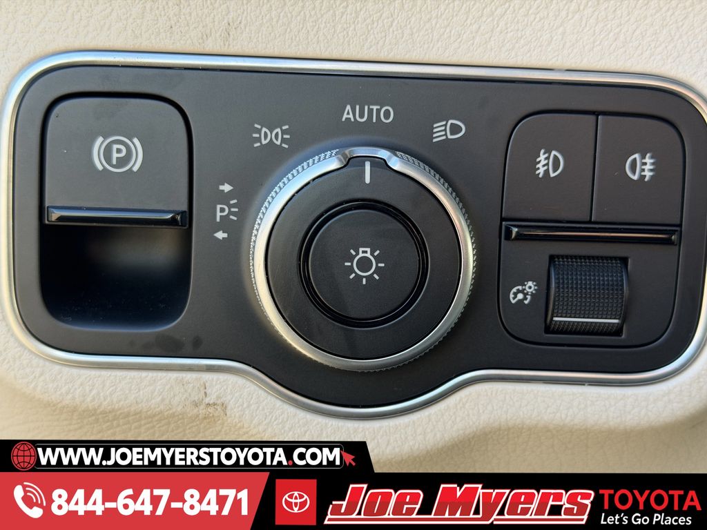 Used 2025 White Mercedes-Benz GLA 250 image 25