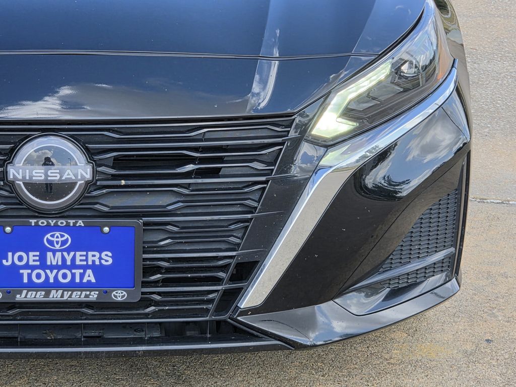 Used 2025 Super Black Clearcoat Nissan 2.5 SV image 4