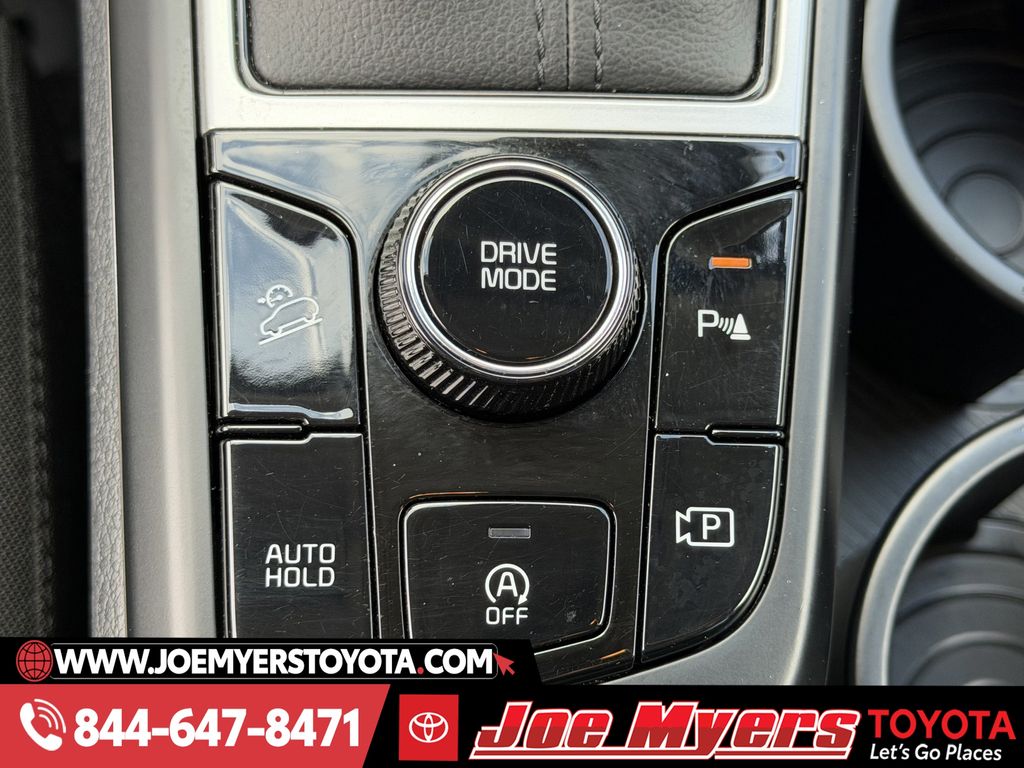 Used 2025 Snow White Pearl Kia LX image 22