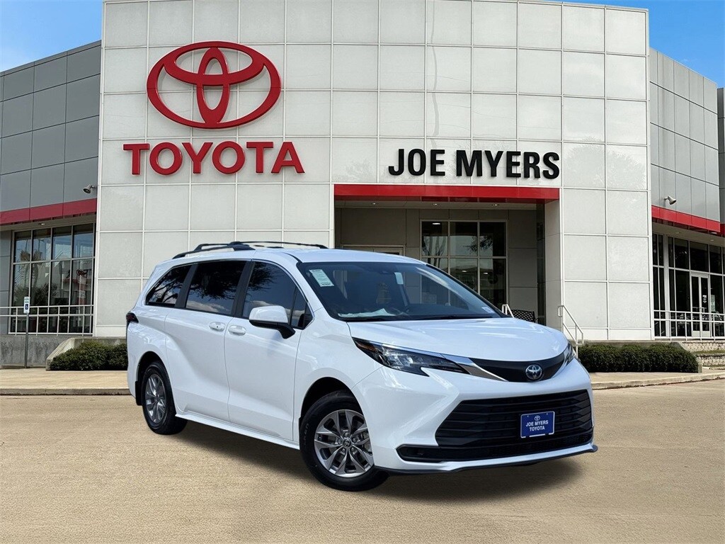2025 Toyota Sienna LE photo 2