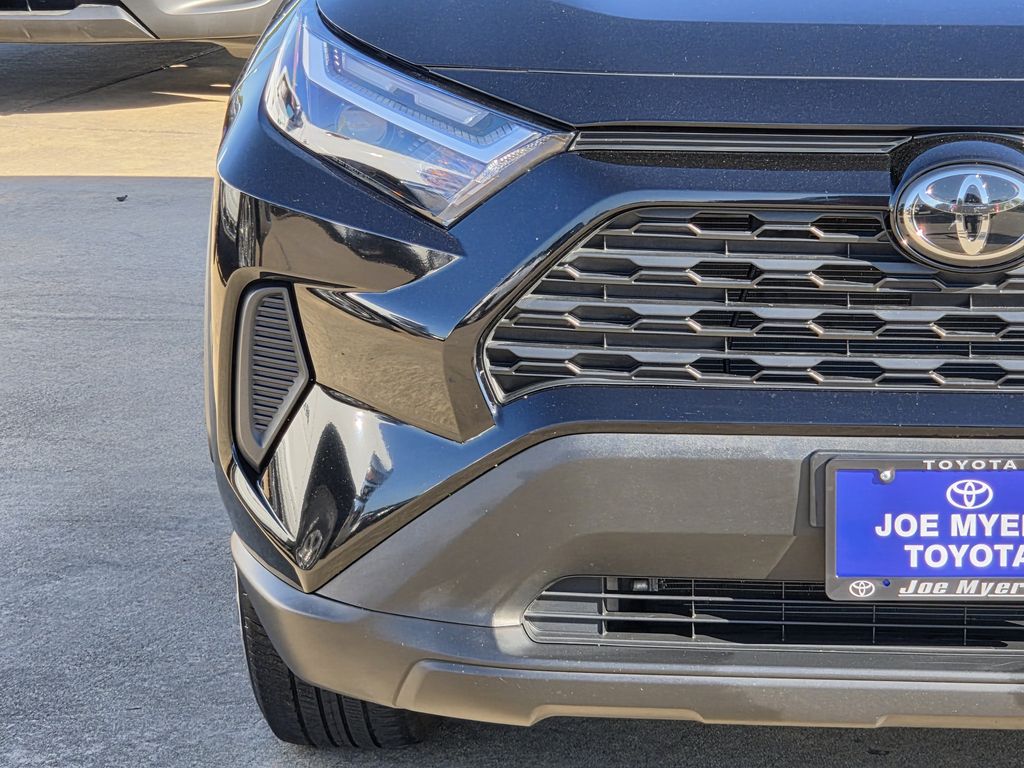 Used 2025 Midnight Black Metallic Toyota XLE image 5