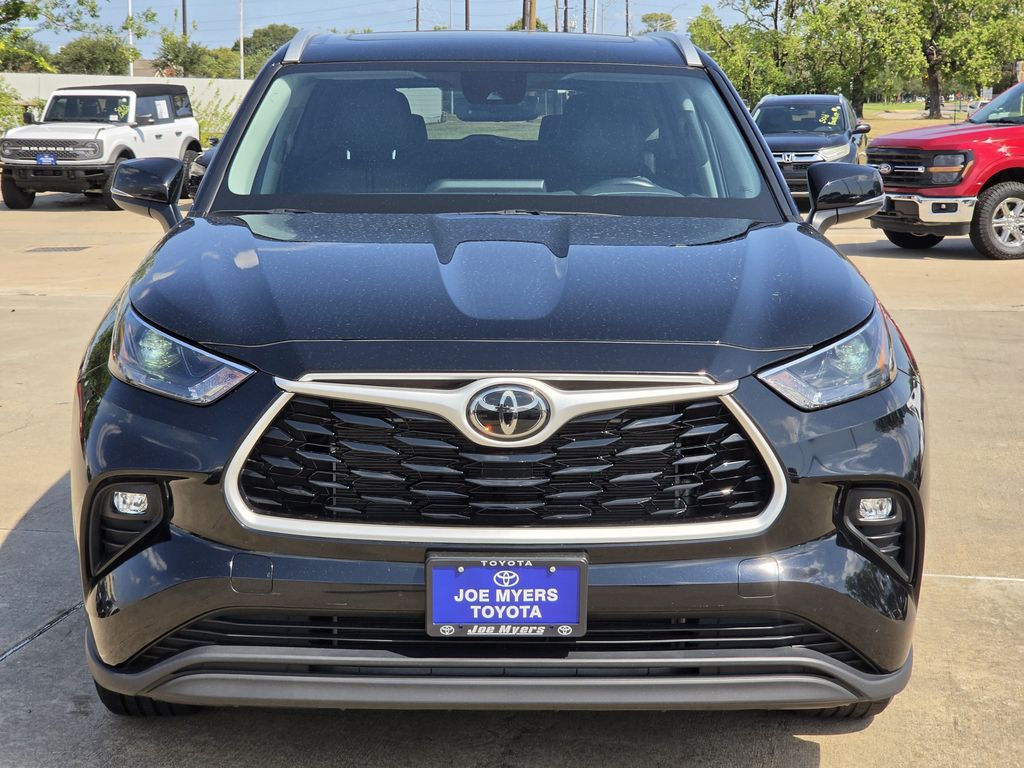 Used 2025 Midnight Black Metallic Toyota XLE image 3