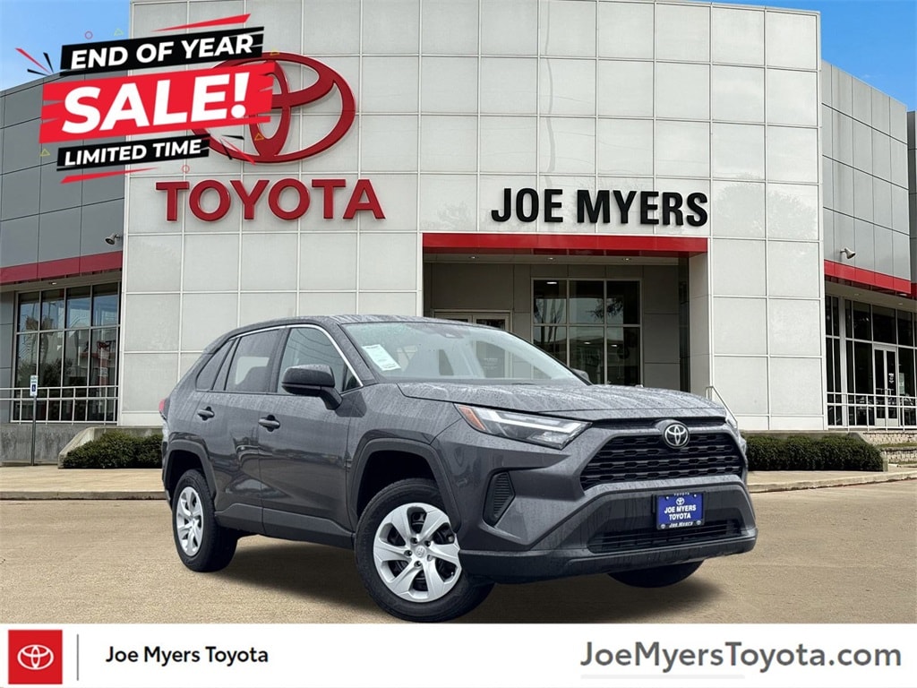 2025 Toyota RAV4 LE's photo