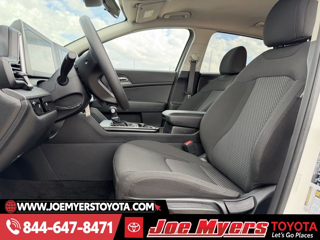 Used 2025 Snow White Pearl Kia LX image 27