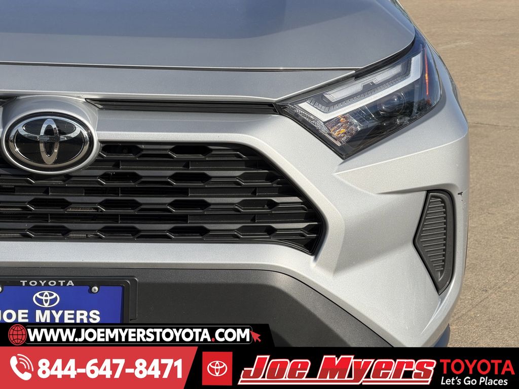 Used 2025 Silver Sky Metallic Toyota XLE image 4