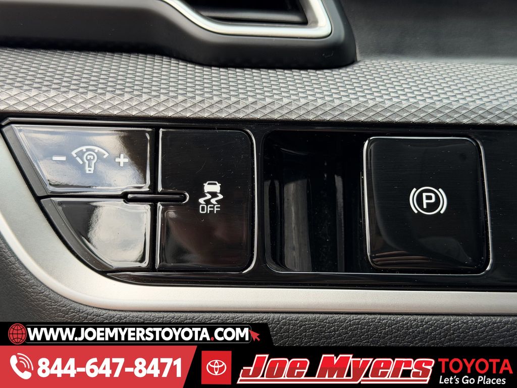 Used 2025 Snow White Pearl Kia LX image 25