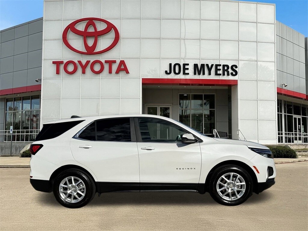 2024 Chevrolet Equinox LT photo 2