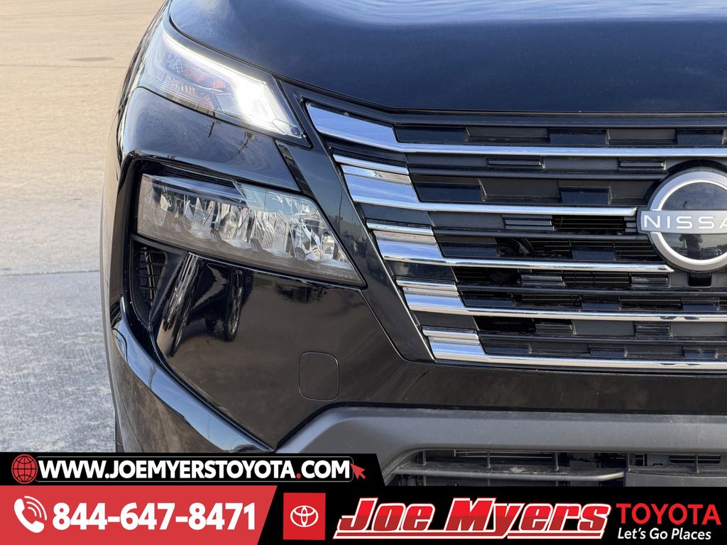 Used 2025 Super Black Nissan SV image 5