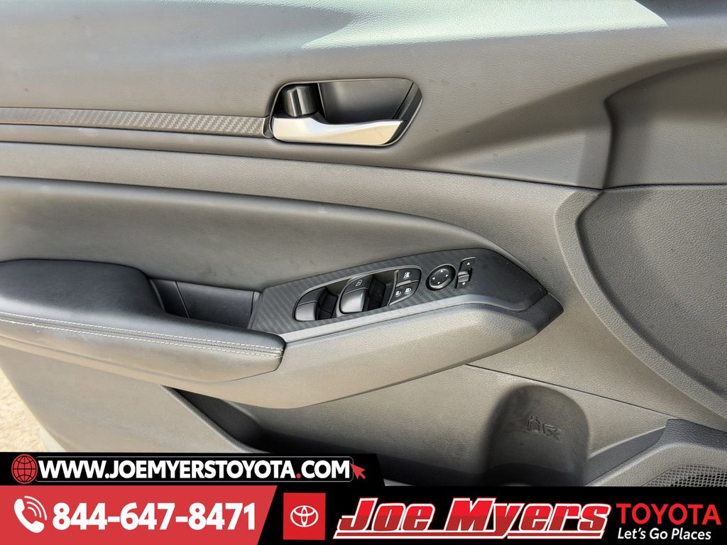 Used 2025 Glacier White Nissan 2.5 SV image 25