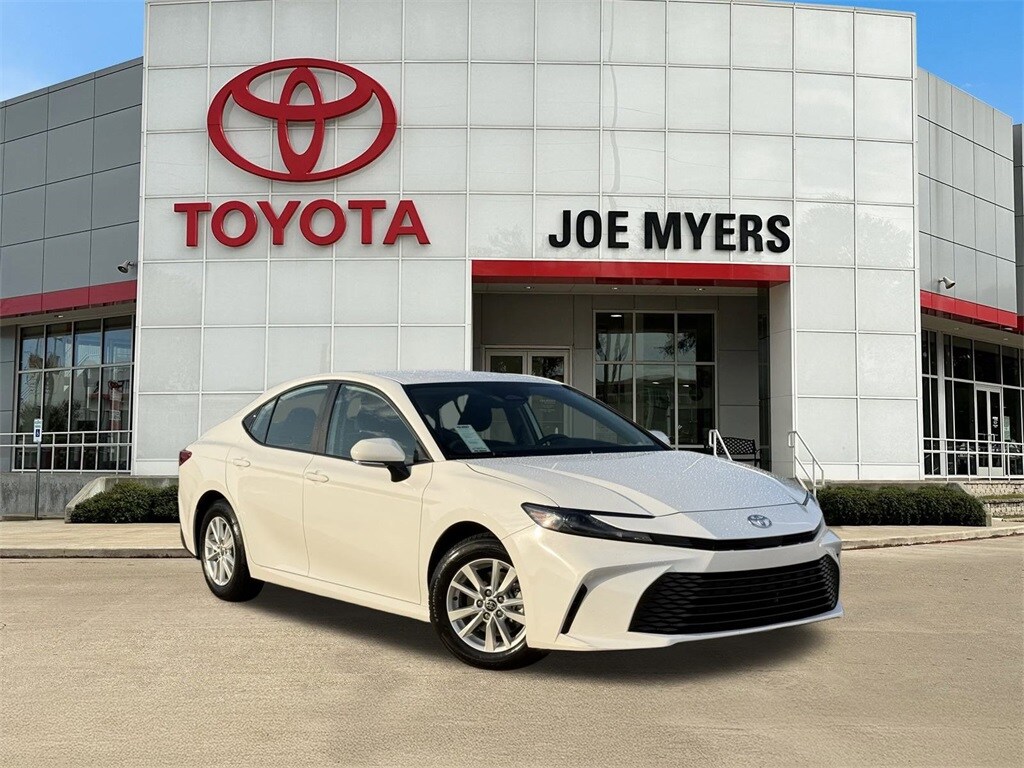 2025 Toyota Camry LE photo 2