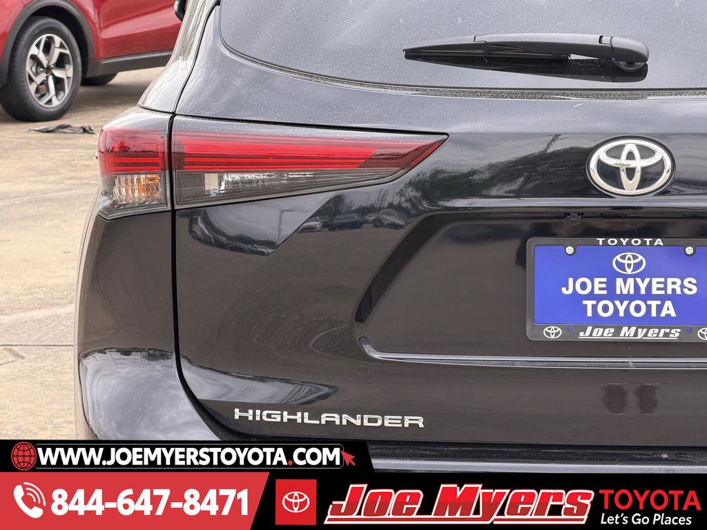 Used 2025 Midnight Black Metallic Toyota LE image 10