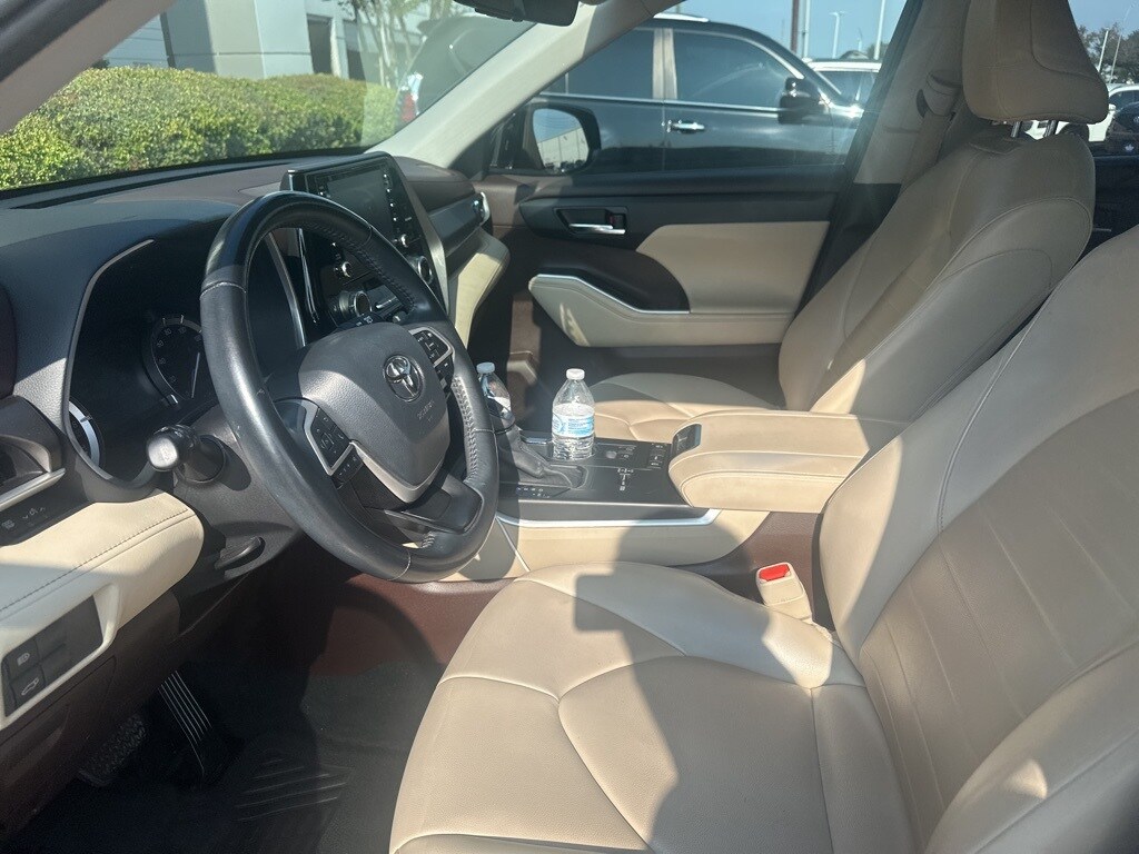 2022 Toyota Highlander XLE photo 2