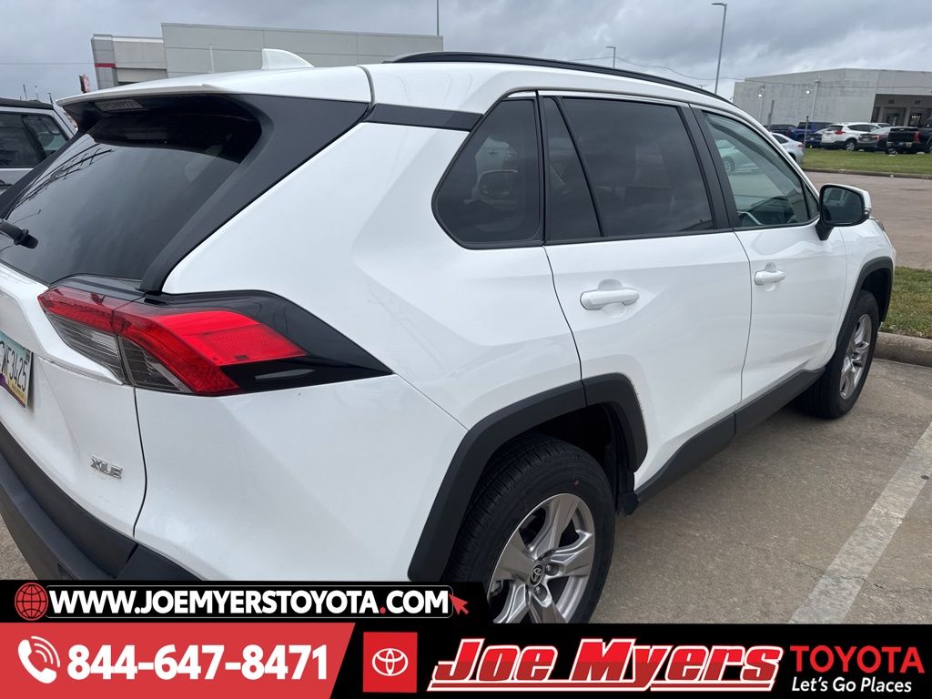 Used 2025 White Toyota XLE image 5