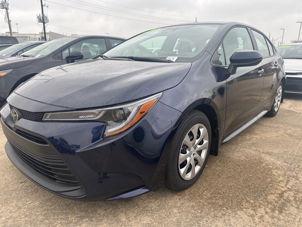 2025 Toyota Corolla LE's photo