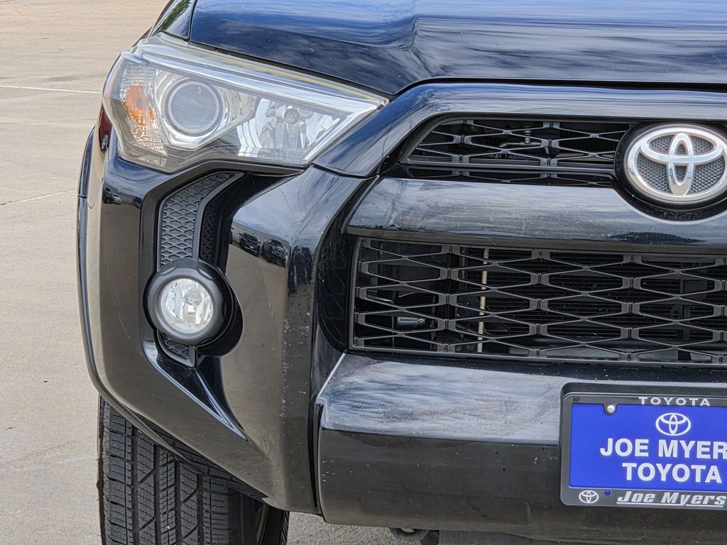 Used 2016 Midnight Black Metallic Toyota SR5 Premium image 5