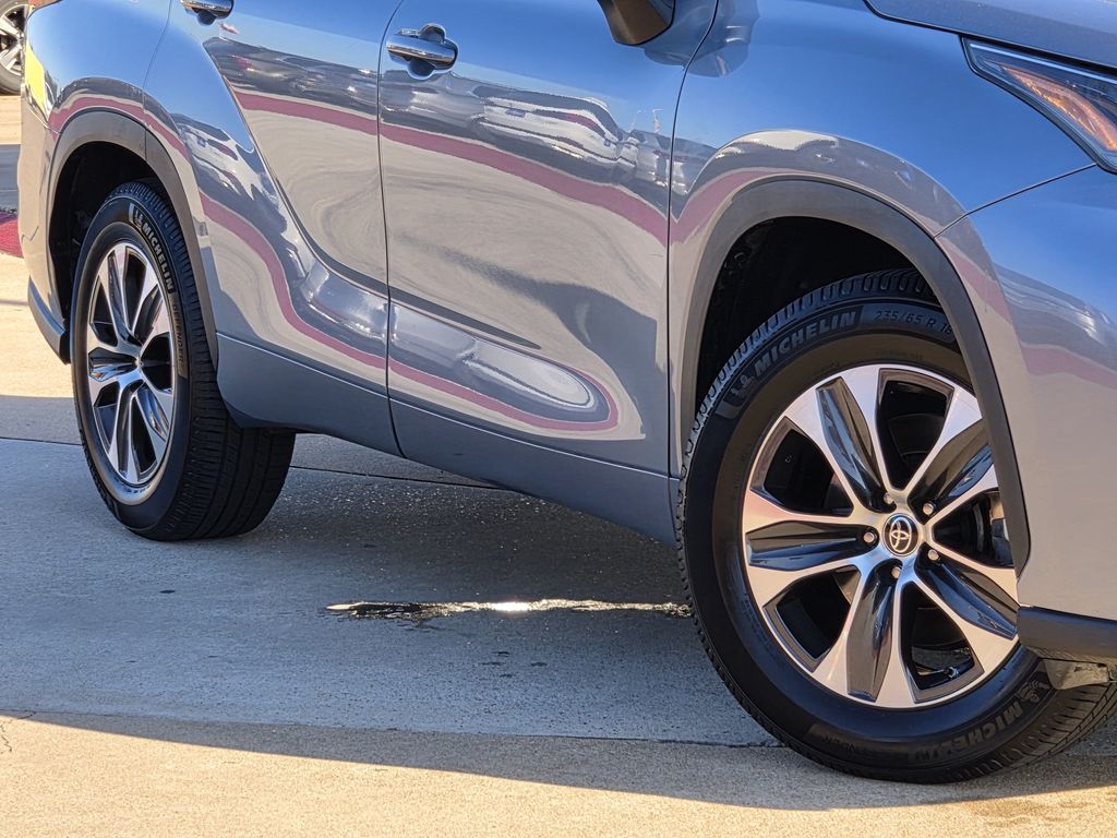 Used 2022 Moon Dust Toyota XLE image 12