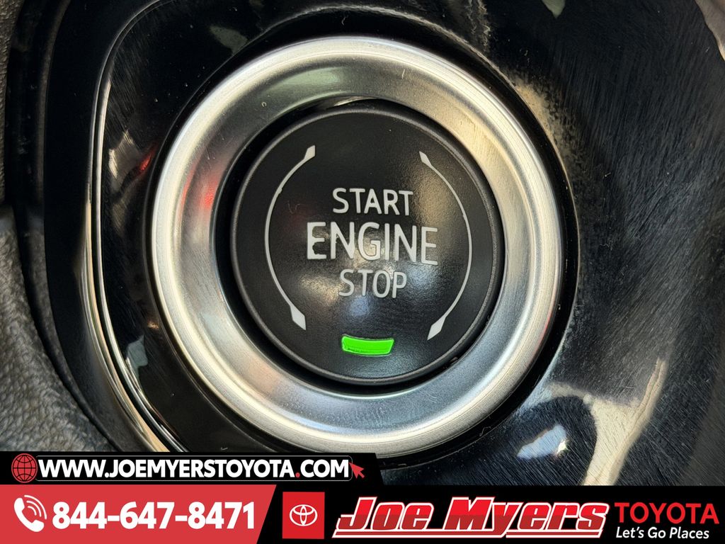 Used 2025 Summit White GMC SLT image 22