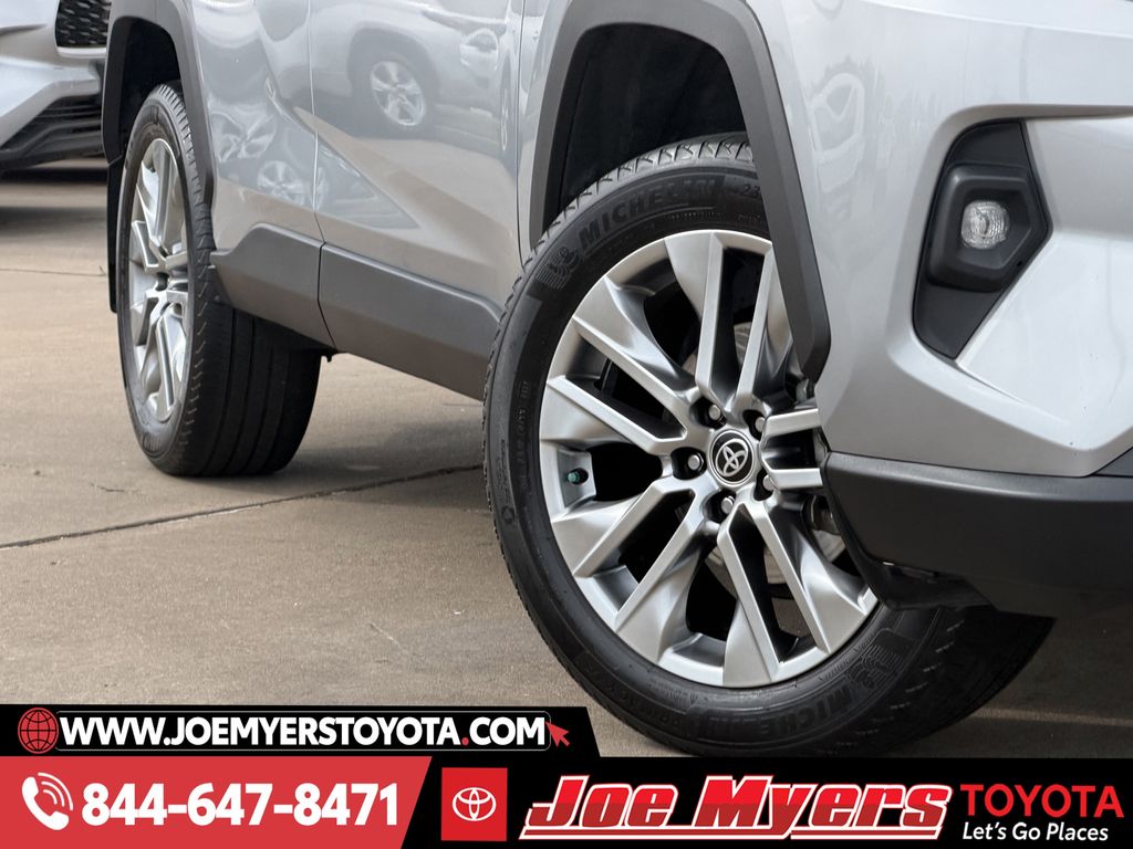 Used 2022 Silver Sky Metallic Toyota XLE Premium image 12