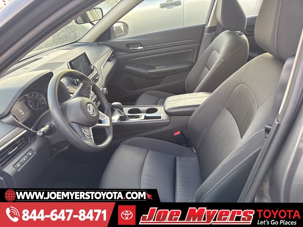 Used 2025 Gun Metallic Nissan 2.5 SV image 2