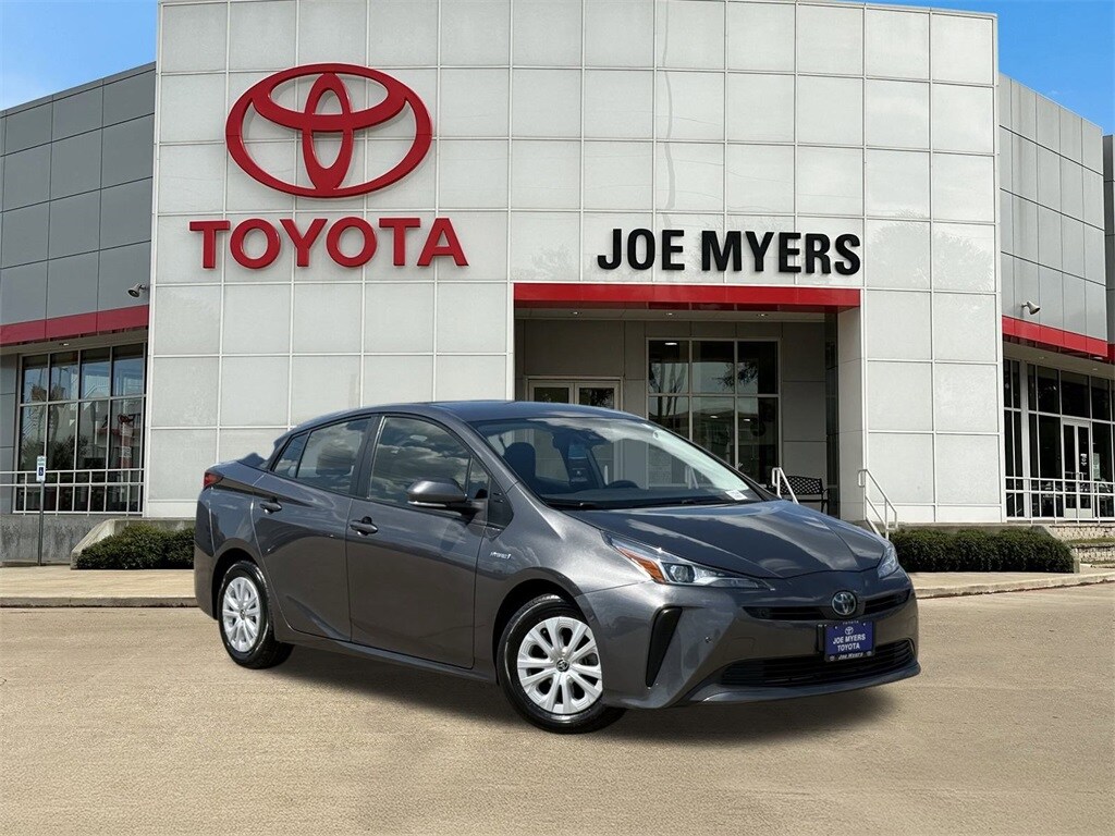 2022 Toyota Prius LE photo 2