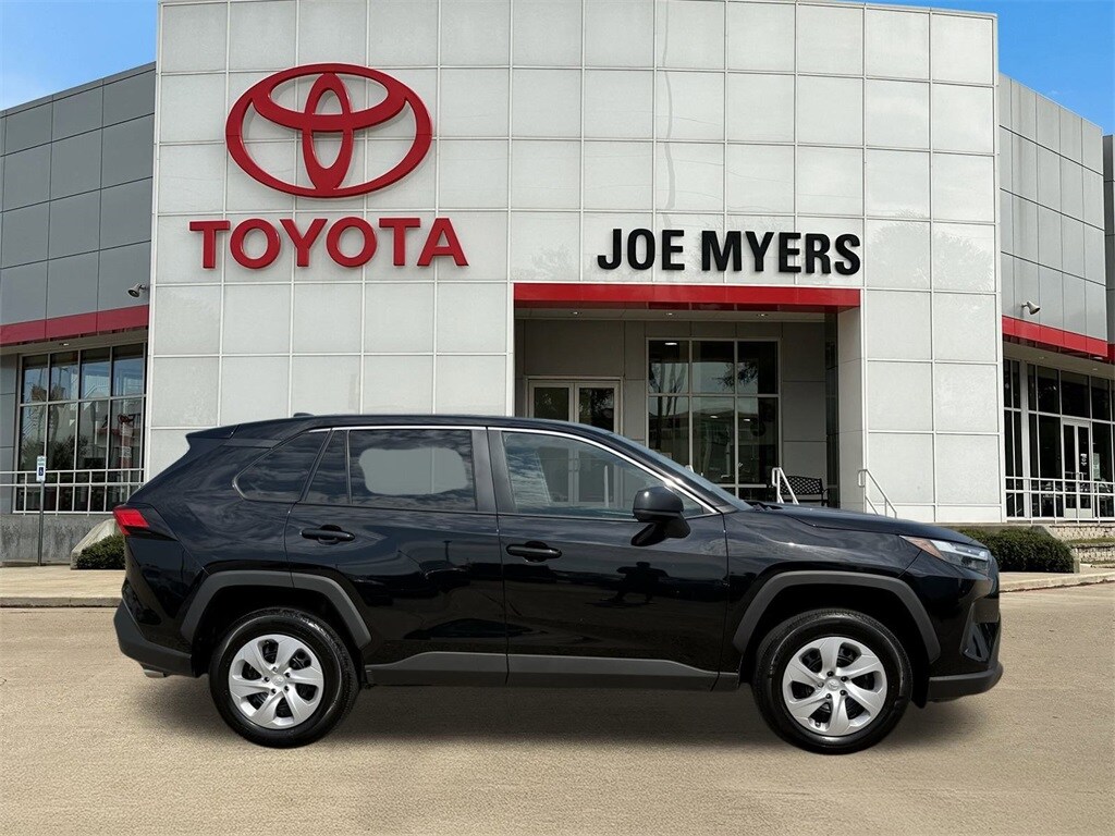 2024 Toyota RAV4 LE photo 3