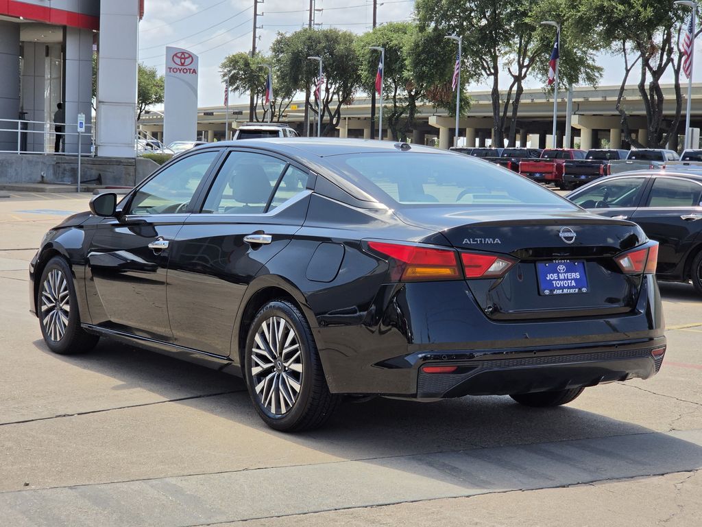 Used 2025 Super Black Clearcoat Nissan 2.5 SV image 7