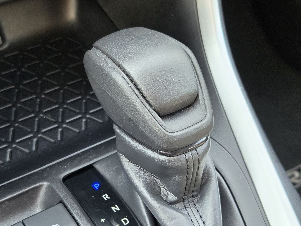 Used 2025 Silver Sky Metallic Toyota XLE image 21