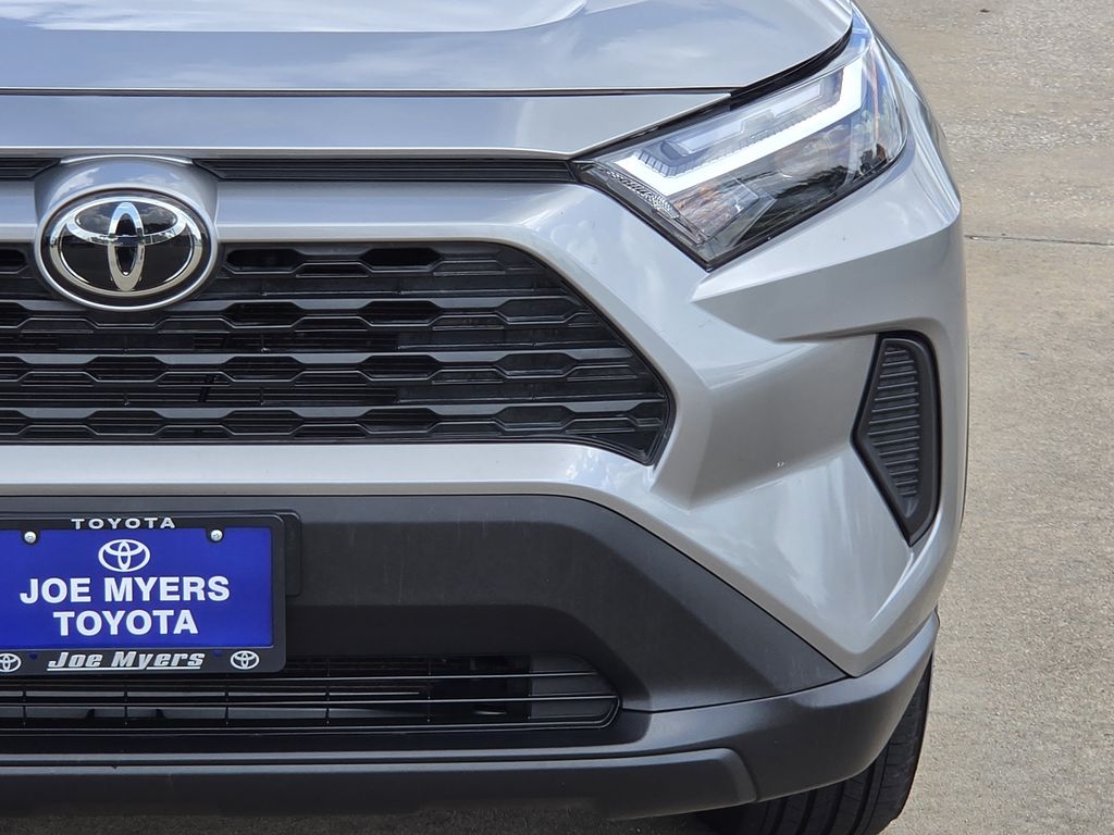 Used 2025 Silver Sky Metallic Toyota XLE image 4