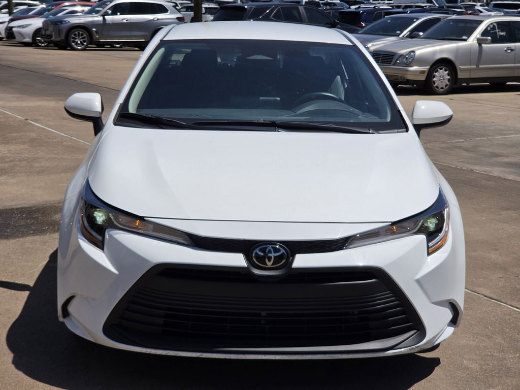 Used 2025 Ice Toyota LE image 3