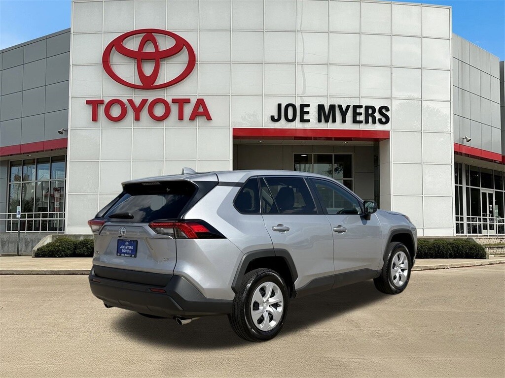 2024 Toyota RAV4 LE photo 2