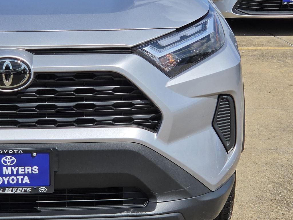 Used 2025 Silver Sky Metallic Toyota XLE image 4