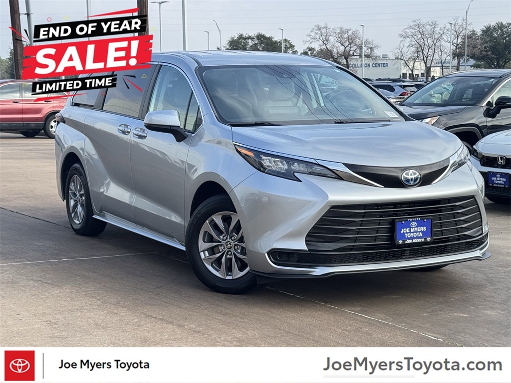 2024 Toyota Sienna LE's photo