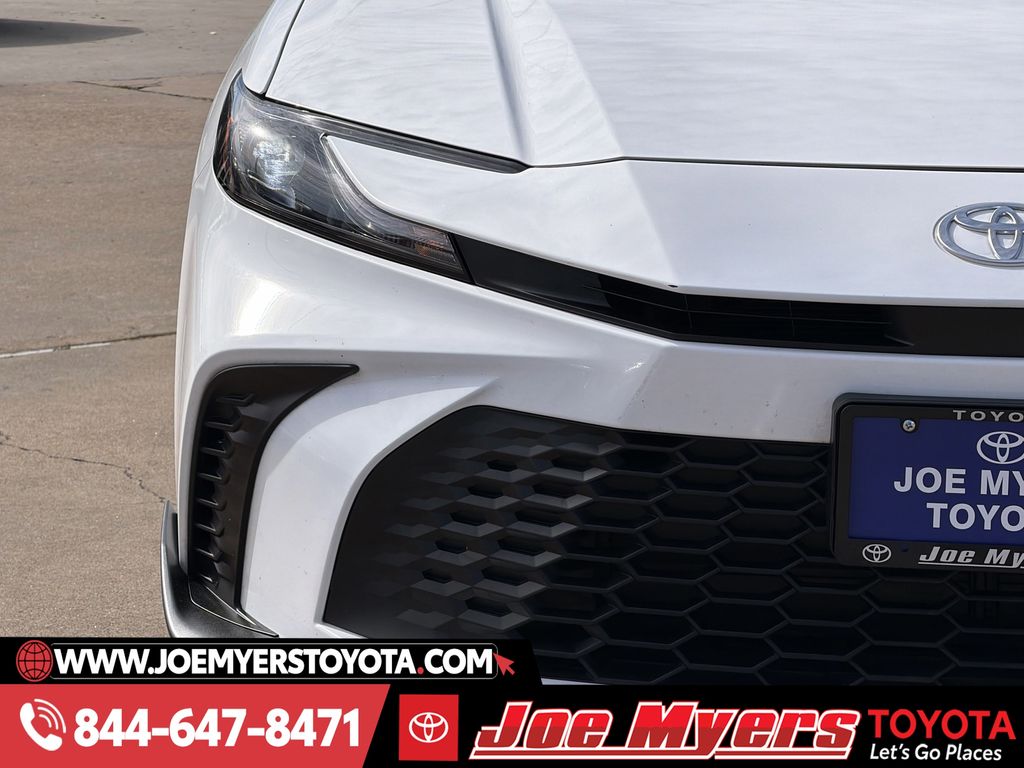 Used 2025 Ice Toyota SE image 5