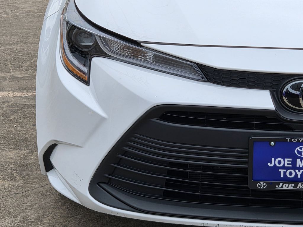 Used 2025 Ice Toyota LE image 5