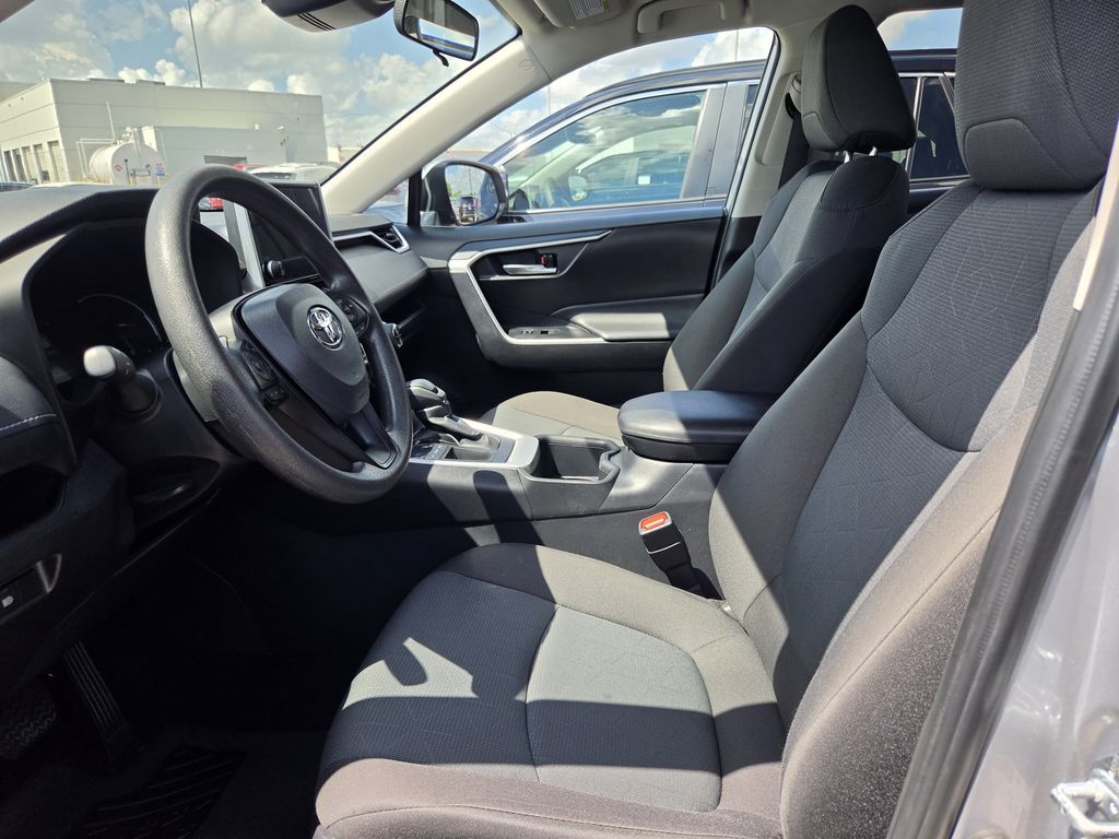 Used 2025 Silver Sky Metallic Toyota XLE image 27