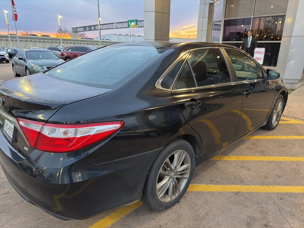 Used 2016 Toyota Camry SE Sedan